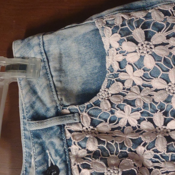 Roxy Crochet lace Jean Shorts Floral Lace Overlay Surf Skate Size 5 acid wash - Picture 2 of 8